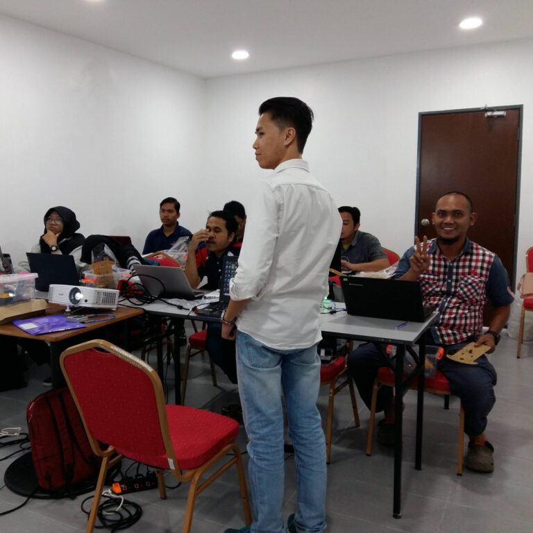 Bengkel Pengaturcaraan Robotik & Elektronik (UTC, Perlis)